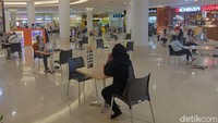 Pantauan detikcom di salah satu mal yang menjadi mal tangguh yakni Tunjungan Plaza (TP). Jam buka mal ini saat transisi new normal mulai pukul 11.00-21.00 WIB.