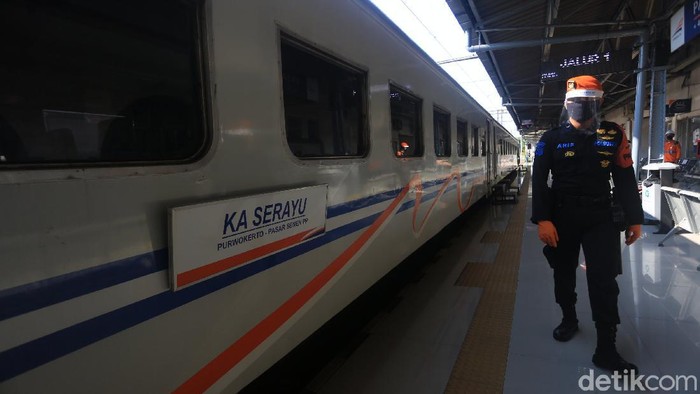 PT Kereta Api Indonesia Daop 1 Jakarta kembali mengoperasikan kereta jarak jauh reguler per hari ini. di Stasiun Pasar Senen, Jakarta, Jumat (12/6/2020).