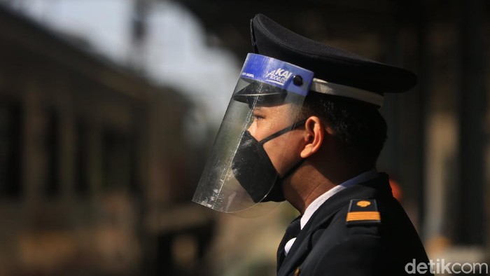 PT Kereta Api Indonesia Daop 1 Jakarta kembali mengoperasikan kereta jarak jauh reguler per hari ini. di Stasiun Pasar Senen, Jakarta, Jumat (12/6/2020).