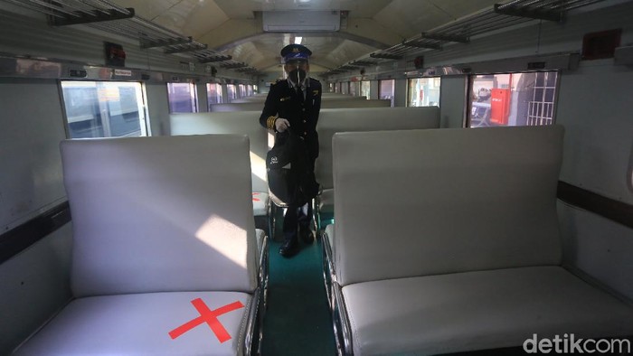 PT Kereta Api Indonesia Daop 1 Jakarta kembali mengoperasikan kereta jarak jauh reguler per hari ini. di Stasiun Pasar Senen, Jakarta, Jumat (12/6/2020).
