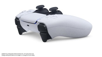 DualSense Wireless Controllers PS5 memadukan putih dan hitam biar senada dengan konsolnya. Foto: Sony Interactive Entertainment