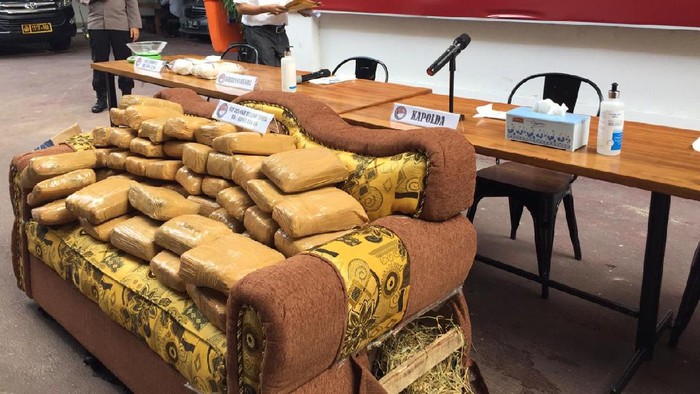 Polda Metro Bongkar Penyelundupan Ganja dalam Sofa