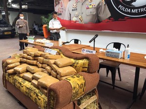 Polda Metro Bongkar Penyelundupan 336 Kg Ganja dalam Sofa