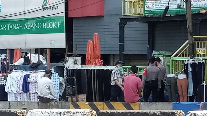 Polisi berjaga di Pasar Tanah Abang