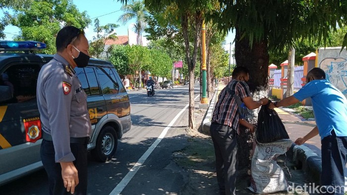 Polisi mengevakuasi sak misterius berbau busuk di Klaten
