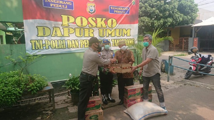 Polisi-TNI di Jatiuwung Tangerang Siapkan Nasi Bungkus bagi Korban PHK