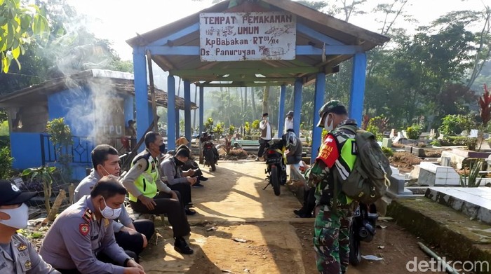 Proses pembongkaran makam PDP Corona di Sukabumi dikawal polisi dan TNI