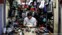 Glodok tersohor sebagai salah satu sentra penjualan elektronik terbesar di ibu kota. Tak sedikit warga yang datang ke Glodok untuk membeli beragam barang elektronik untuk kebetuhan di rumah maupun kantor.