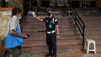 Salah satu protokol kesehatan yang diterapkan di kawasan Glodok City adalah pemeriksaan suhu tubuh sebelum masuk ke dalam pusat perbelanjaan tersebut.