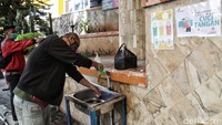 Selain itu, sejumlah prasarana, salah satunya tempat cuci tangan, juga tersedia bagi para pengunjung yang hendak beraktivitas di pusat perbelanjaan tersebut. Para pengunjung diimbau untuk mencuci tangan terlebih dahulu sebelum memasuki bagian dalam gedung.