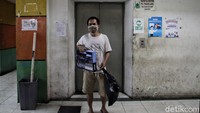 Tak hanya itu, para pengunjung maupun pedagang juga diimbau untuk mengenakan masker saat beraktivitas di dalam Glodok City.