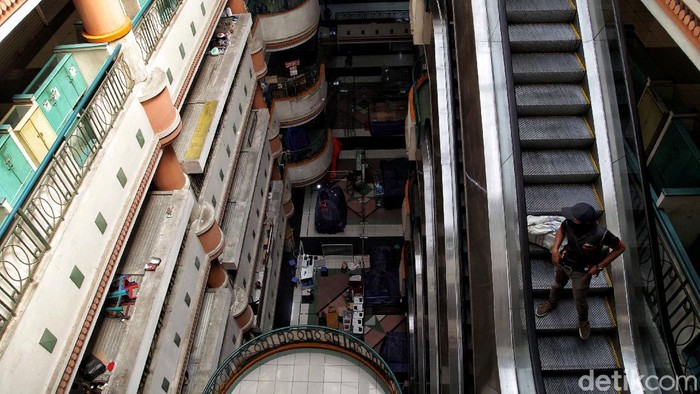 Pusat Elektronik Glodok Bersiap Bangkit di Era New Normal Pemprov DKI Jakarta longgarkan pembatasan aktivitas di masa PSBB transisi. Pusat perbelanjaan pun bersiap untuk kembali buka dengan terapkan protokol kesehatan.
