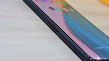Ada sensor sidik jari di pinggir bodinya. Foto: Adi Fida Rahman/detikINET
