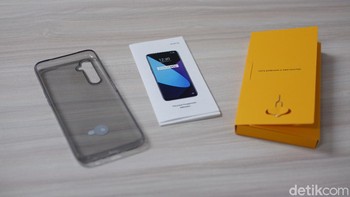 Dalam kotak penjualan Realme memberikan case silikon, petunjuk penggunaan dan injektor SIM Card. Foto: Adi Fida Rahman/detikINET