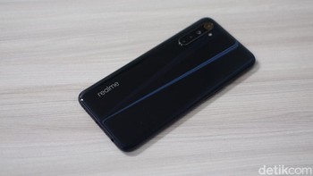 Realme Narzo akan hadir dalam dua varian warna Just White dan Just Black seperti yang diunboxing ini. Foto: Adi Fida Rahman/detikINET