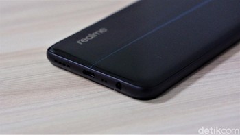 Bagian bewahnya terdapat port USB Type dan 3,5 mm jack audio.Foto: Adi Fida Rahman/detikINET