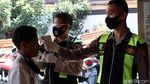 Momen Ribuan Jemaah Salat Jumat di Masjid Raya Bandung