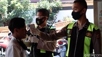 Sejumlah protokol kesehatan pun diterapkan bagi para jemaah yang hendak melaksanakan salat Jumat di masjid tersebut, salah satunya pemeriksaan suhu tubuh.
