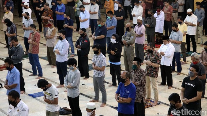 Ribuan jemaah datangi Masjid Raya Bandung untuk melaksanakan salat Jumat berjamaah. Sejumlah protokol kesehatan pun diterapkan guna cegah penyebaran COVID-19.