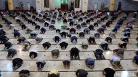 Meski telah kembali diizinkan untuk melaksanakan salat berjamaah di masjid, sejumlah protokol kesehatan wajib diterapkan guna mencegah penyebaran virus Corona, salah satunya dengan menerapkan physical distancing atau jaga jarak dengan membatasi jumlah jemaah yang dapat melaksanakan salat Jumat di masjid yang diketahui dapat menampung hingga belasan ribu jemaah di masa-masa normal.