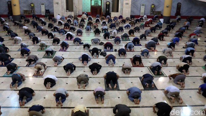 Ribuan jemaah datangi Masjid Raya Bandung untuk melaksanakan salat Jumat berjamaah. Sejumlah protokol kesehatan pun diterapkan guna cegah penyebaran COVID-19.
