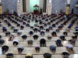 Momen Ribuan Jemaah Salat Jumat di Masjid Raya Bandung