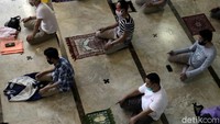Stiker tanda silang dipasang di dalam masjid sebagai tanda untuk penerapan physical distancing atau jaga jarak.