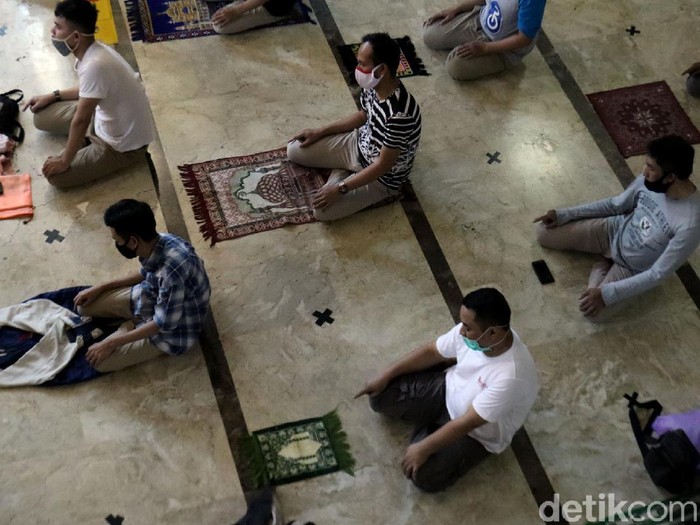 Ribuan jemaah datangi Masjid Raya Bandung untuk melaksanakan salat Jumat berjamaah. Sejumlah protokol kesehatan pun diterapkan guna cegah penyebaran COVID-19.