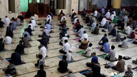 Sejumlah jemaah mengikuti salat Jumat berjamaah di Masjid Raya Bandung.