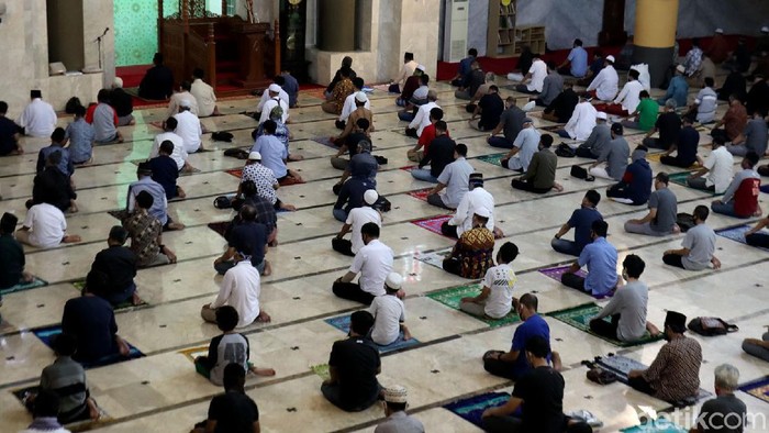 Ribuan jemaah datangi Masjid Raya Bandung untuk melaksanakan salat Jumat berjamaah. Sejumlah protokol kesehatan pun diterapkan guna cegah penyebaran COVID-19.