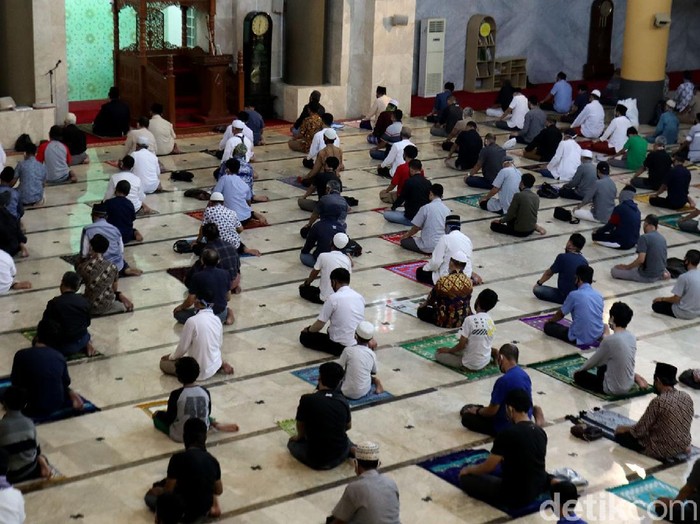 Ribuan jemaah datangi Masjid Raya Bandung untuk melaksanakan salat Jumat berjamaah. Sejumlah protokol kesehatan pun diterapkan guna cegah penyebaran COVID-19.