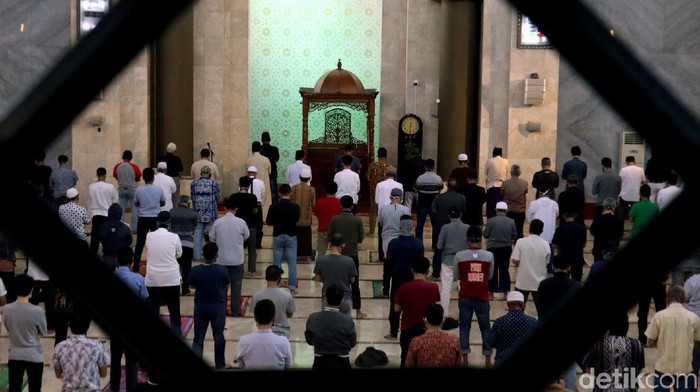 Ribuan jemaah datangi Masjid Raya Bandung untuk melaksanakan salat Jumat berjamaah. Sejumlah protokol kesehatan pun diterapkan guna cegah penyebaran COVID-19.