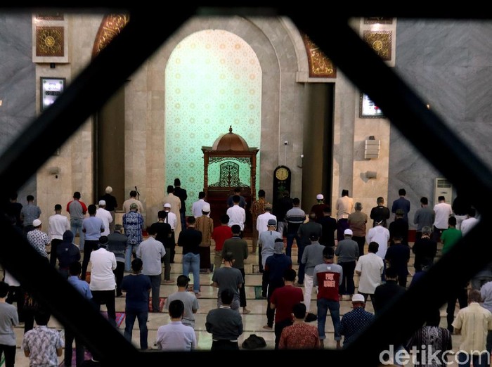 Ribuan jemaah datangi Masjid Raya Bandung untuk melaksanakan salat Jumat berjamaah. Sejumlah protokol kesehatan pun diterapkan guna cegah penyebaran COVID-19.