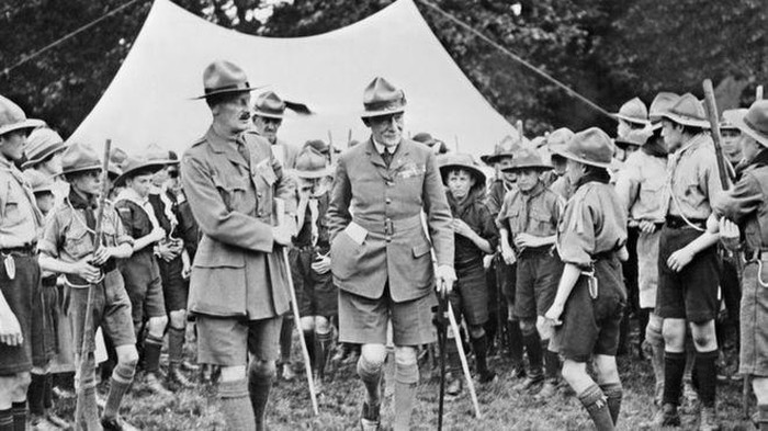 Robert Baden-Powell bersama anak-anak pramuka. (AFP)