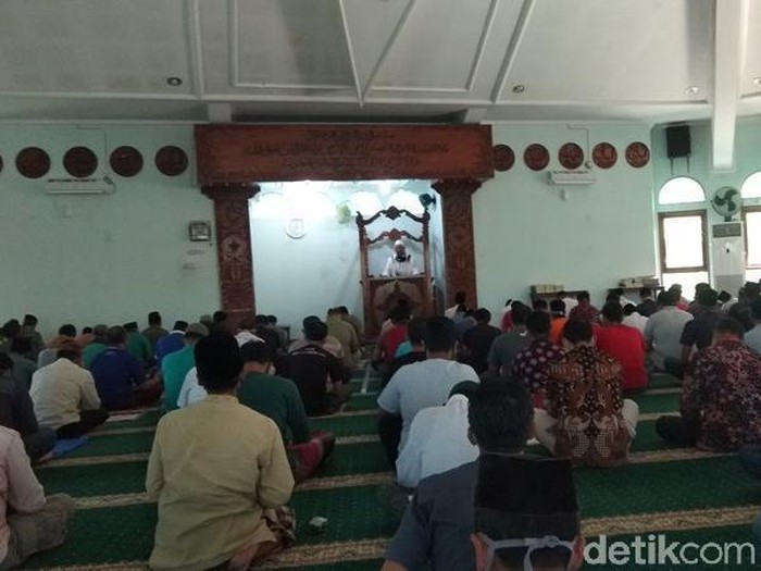 Salat Jumat di Masjid Agung An-Nuur, Kabupaten Magelang, Jumat (12/6/2020).