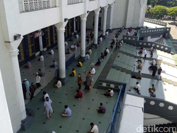 salat jumat di masjid al akbar