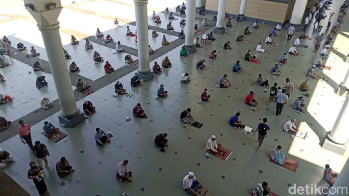salat jumat di masjid al akbar