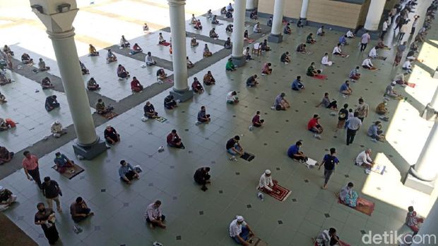 salat jumat di masjid al akbar