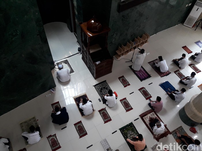 Salat Jumat di Masjid Fatahillah Balai Kota DKI Jakarta, 12 Juni 2020. (M Ilman Nafian/detikcom)