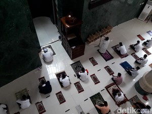 Suasana Jumatan di Masjid Balai Kota DKI, Kali Kedua Saat PSBB Transisi
