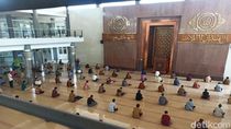 Potret New Normal Salat Jumat Perdana di Masjid Agung dan UNS Solo
