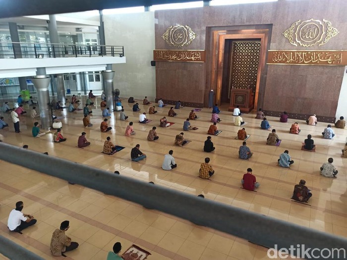 Salat Jumat di Masjid Nurul Huda Universitas Sebelas Maret (UNS) Solo, Jumat (12/6/2020).