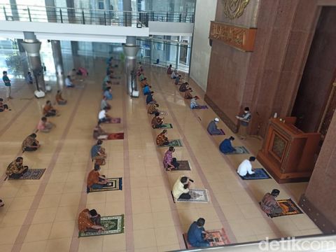 Salat Jumat di Masjid Nurul Huda Universitas Sebelas Maret (UNS) Solo, Jumat (12/6/2020).