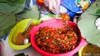 Sego berkat dinikmati dengan tambahan lauk jangan lombok (oseng kentang dan cabe), bihun, dan lainnya. Foto: dok. detikFood / Yenny Mustika Sari