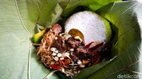 Seporsi sego berkat ditawarkan dengan harga Rp 20.000-an. Racikannya sangat autentik dengan bungkusan yang masih tradisional. Foto: dok. detikFood / Yenny Mustika Sari