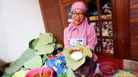 Bu Murni, orang di balik lezatnya sego berkat yang sangat digemari di kawasan Cengkareng, Jakarta Barat. Meski hanya berjualan di rumah, sego berkat ini selalu laris diserbu pelanggan. Foto: dok. detikFood / Yenny Mustika Sari