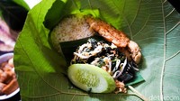 Selain sego berkat, Bu Murni juga menawarkan seporsi sego tiwul. Isiannya berupa urap sayur, tempe goreng, dan ikan asin. Foto: dok. detikFood / Yenny Mustika Sari