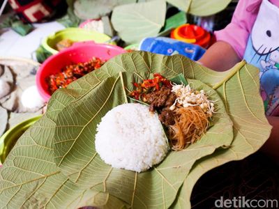 Nikmatnya Sego Berkat Bungkus Daun Jati Racikan Bu Murni
