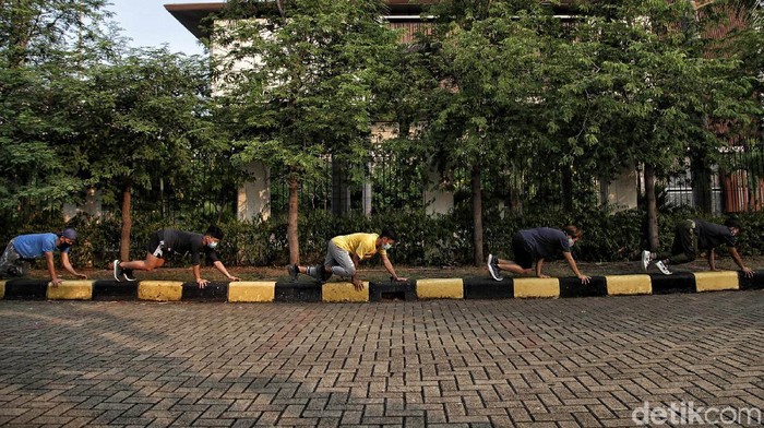 Semangat Tanpa Batas Pecinta Parkour Menuju New Normal Sejumlah anak dari komunitas Parkour Priok melakukan latihan di kawasan Danau Sunter, Jakarta, Kamis (11/6). Menurut keterangannya, sejak memasuki pandemi COVID-19 mereka kehilangan tempat latihan karena masih dalam masa PSBB.