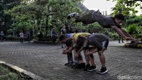 Para pecinta olahraga ekstrim ini berlatih dengan menerapkan protokol kesehatan seperti memakai masker.